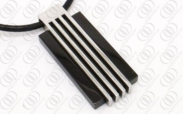 Il nero e pendenti dell'acciaio inossidabile dell'argento con le linee progettazione del modello