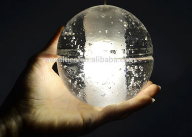 Il candeliere a cristallo trasparente accende l'illuminazione principale del pendente della palla di vetro